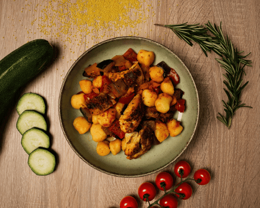 Polenta-Gnocchi mit Huhn und mediterranem Gemüse