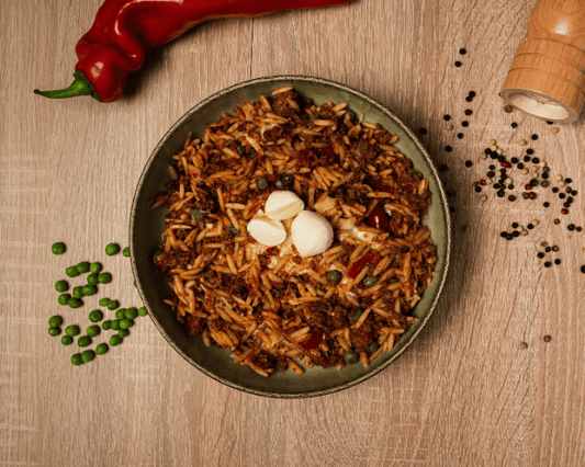 Cheesy Orzo-Nudelpfanne mit Faschiertem