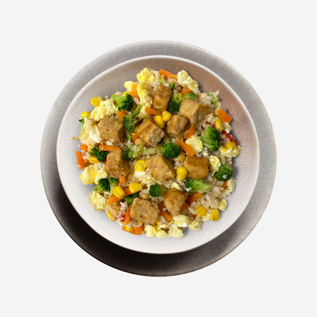 Vollkornreis-Gemüsepfanne mit Rührei und Tempeh